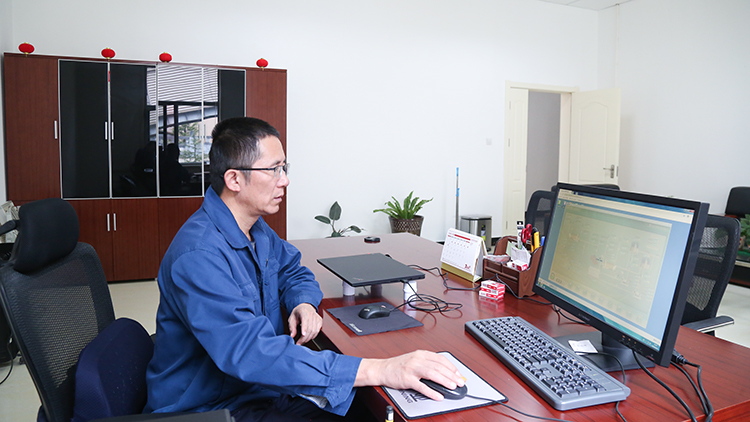 肖云通過在線檢測系統(tǒng)，分析選礦生產(chǎn)數(shù)據(jù).JPG