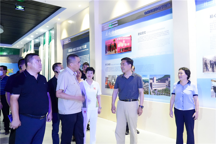 12-2022年8月，省委常委、省委統(tǒng)戰(zhàn)部長孫雪濤帶領帶領全省黨外代表人士考察團蒞臨金徽股份調研指導。.jpg