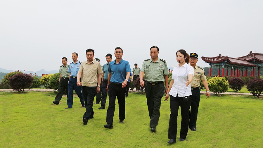 17-2020年7月，省委常委、省軍區(qū)司令員王文清蒞臨金徽股份調研企業(yè)編兵和綠色礦山建設工作是表示：金徽股份將民兵作為企業(yè)應急救援力量的一員，充分發(fā)揮了民兵作用，立起了在企業(yè)編兵的標桿。.jpg