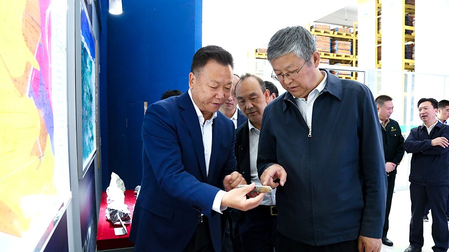 33-2021年5月，隴南市委書記張珂兵蒞臨礦區(qū)調研尾礦庫治理及綠色礦山建設情況。.jpg