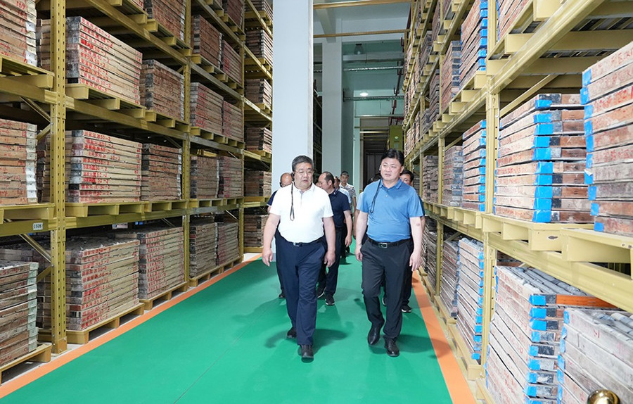 51-2022年6月，省農業(yè)農村廳一級巡視員朱寶瑩蒞臨金徽股份調研綠色礦山建設工作。.jpg