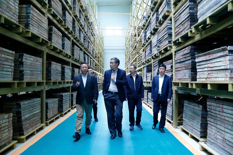55-2019年4月，全國綠色礦山建設標準解讀與經(jīng)驗交流研討會——綠色礦業(yè)發(fā)展萬里行（隴南站）活動在金徽股份舉辦。中國礦業(yè)聯(lián)合會黨委書記、會長彭齊鳴出席主持會議，并就金徽股份的綠色礦山建設情況進行調研。.jpg