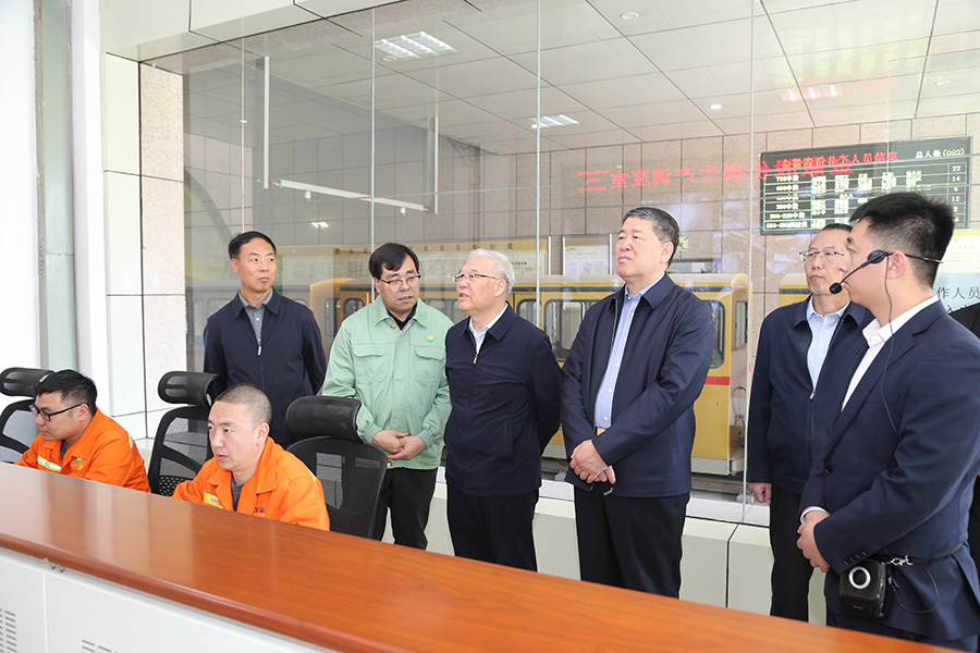 全國政協(xié)常委，省政協(xié)副主席，民進中央常委、甘肅省主委尚勛武調研金徽股份時強調，要加強科技創(chuàng)新與人才培養(yǎng)。-900.jpg